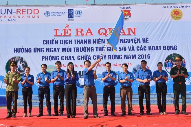 Phó Chủ tịch HĐND tỉnh Hà Tĩnh Nguyễn Thị Nữ Y trao cờ quyết tâm thực hiện thắng lợi chiến dịch hè 2016 cho Tỉnh đoàn Hà Tĩnh