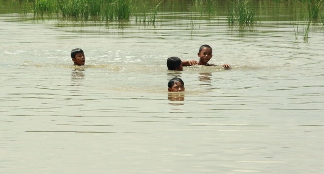 Trẻ em nông thôn tắm ao, hồ