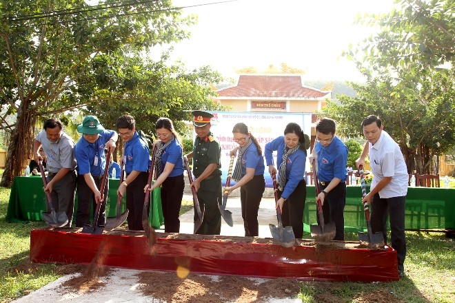 Các đồng chí lãnh đạo Ban Tuyên giáo Trung ương Đoàn, lãnh đạo các tỉnh thành Đoàn và UBND xã Thổ Chu cùng thực hiện nghi thức khởi công công trình “Thắp sáng đảo xa”.