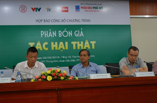 Ông Đỗ Thanh Lam, Phó Cục trưởng Quản lý thị trường -Bộ Công Thương (ở giữa) cho biết, tình trạng phân bón giả, kém chất lượng đang báo động.