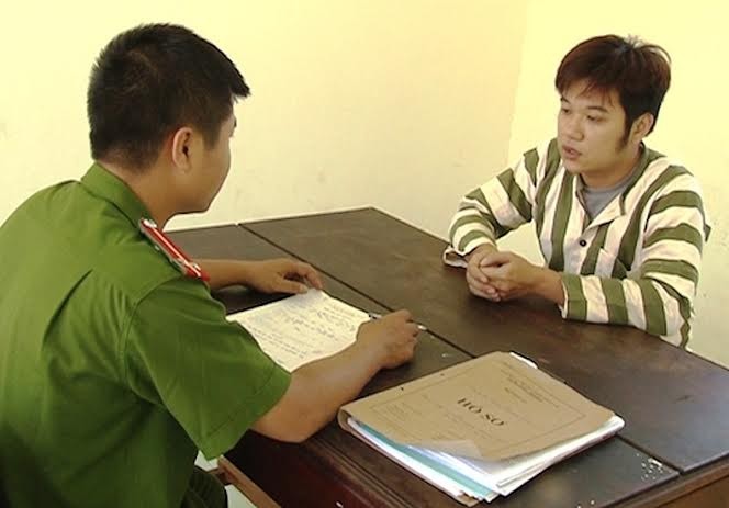Nguyễn Quốc Khánh Trình tại cơ quan cảnh sát điều tra.