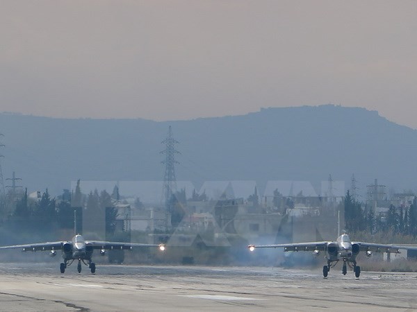 Máy bay chiến đấu Sukhoi Su-24 của Nga tại căn cứ quân sự Hmeimin thuộc tỉnh Latakia, miền tây bắc Syria ngày 16/12. (Nguồn: AFP/TTXVN)
