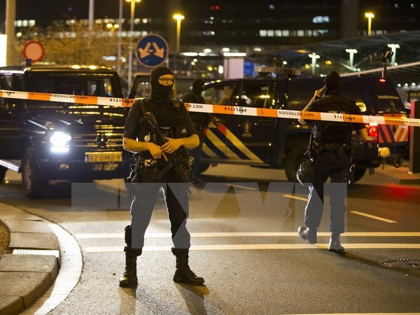 Cảnh sát gác bên ngoài sân bay Schiphol ở Amsterdam ngày 12/4. (Nguồn: AFP/TTXVN)