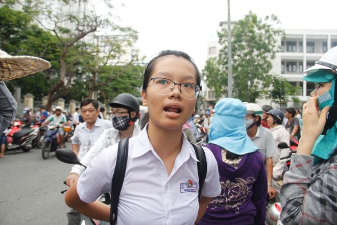 “Em mong các kì thi sau cũng sẽ không tổ chức lễ khai mạc để không tốn thì giờ, thí sinh chúng em bớt lo lắng”, Trần Thuận Anh, trường THCS Nguyễn Bỉnh Khiêm. 