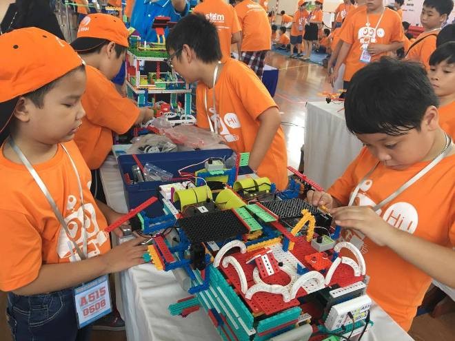 100 học sinh tiểu học tranh tài cuộc thi Robot 