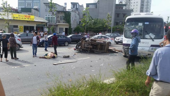 Chiếc xe lam và xe máy đổ chồng lên nhau sau va chạm với xe khách sáng 12/6. Ảnh: Dung Phan/Zing