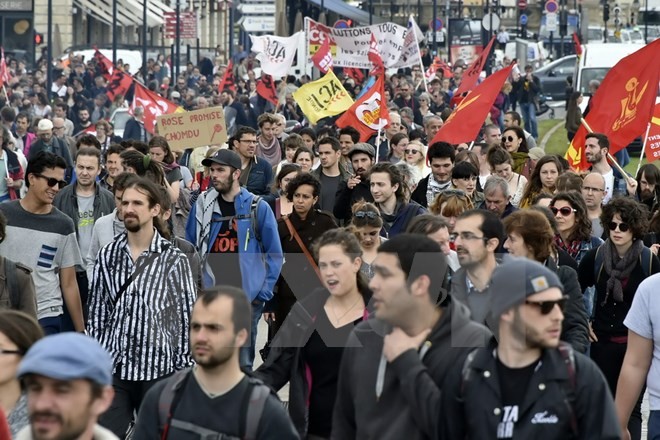 Người dân Pháp biểu tình tại Bordeaux, Tây Nam Pháp ngày 12/5 vừa qua. (Ảnh: AFP/TTXVN)