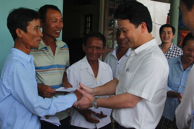 Chủ tịch UBND tỉnh Hà Tĩnh Đặng Quốc Khánh tặng quà và hỏi thăm các ngư dân.