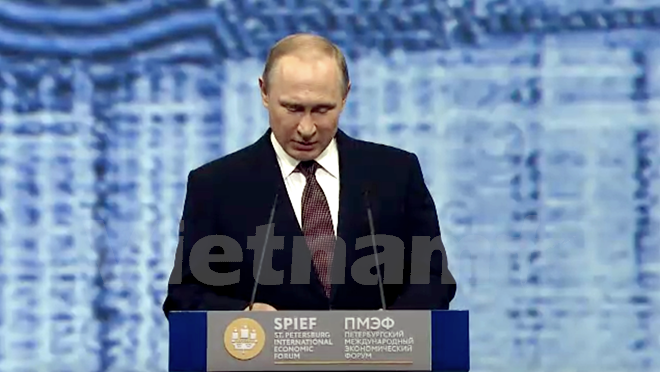 Tổng thống Nga Vladimir Putin phát biểu tại Diễn đàn kinh tế quốc tế Saint-Peterburg. (Ảnh: Quang Vinh/Vietnam+)