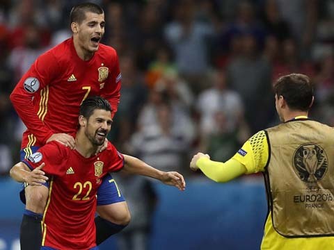 Morata và Nolito ghi cả 3 bàn cho Tây Ban Nha