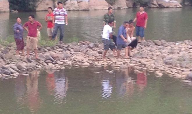 Nạn nhân xấu số được vớt lên từ sông Kỳ Cùng *ảnh: TN