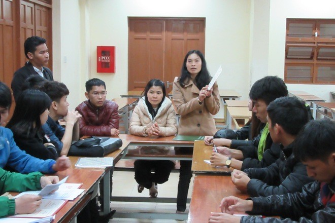 Phó trưởng phòng Đào tạo Đoàn Thị Kim Dung làm việc với sinh viên về sự cố trên bằng tốt nghiệp.