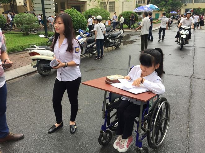 Thí sinh Lê Thị Hải An ngồi trên xe lăn tới phòng thi.