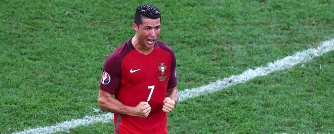 Bản tin EURO: Sức ép khiến Ronaldo đá hụt bóng