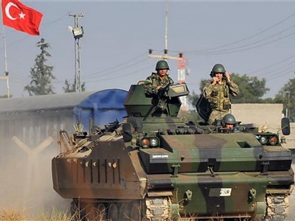 Binh lính Thổ Nhĩ Kỳ tuần tra tại thị trấn Ceylanpınar gần biên giới Thổ Nhĩ Kỳ-Syria. (Nguồn: AFP)