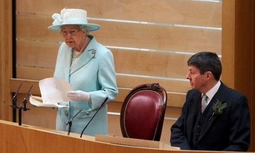 Nữ hoàng Anh Elizabeth II phát biểu tại lễ khai mạc kỳ họp thứ 5 của quốc hội Scotland. Ảnh: WPA