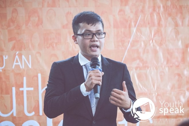 Anh Phú Vinh 1 - Chủ tịch dự án đang có bài phát biểu giới thiệu về cuộc thi Tiếng nói trẻ