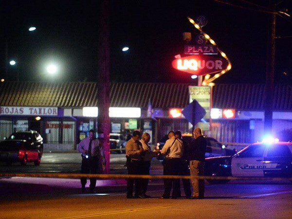 Các thám tử làm việc tại hiện trường sau vụ nổ súng khiến ba người chết gần Superior Liquor Store vào tối 8/7, ở San Bernardino của Mỹ. (Nguồn: sbsun.com)