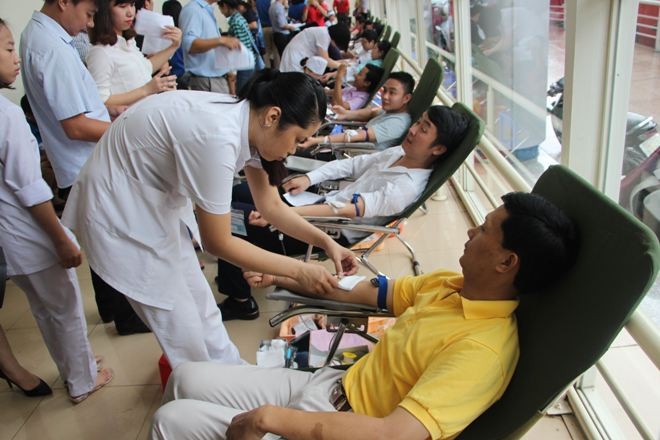 Không chỉ tình nguyện viên mà còn rất đông người dân tham gia hiến máu