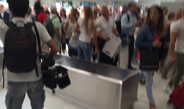 Bức ảnh do một hành khách chụp lại, cho thấy sự hỗn loạn trong sân bay Nice (Nguồn: Express)