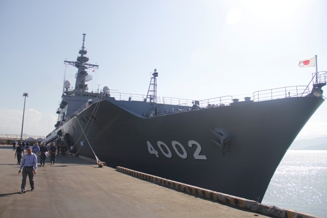 Tàu JSDS Shimokita của Nhật Bản chuyên chở các phương tiên chiến đấu. Ảnh: Thanh Trần. 