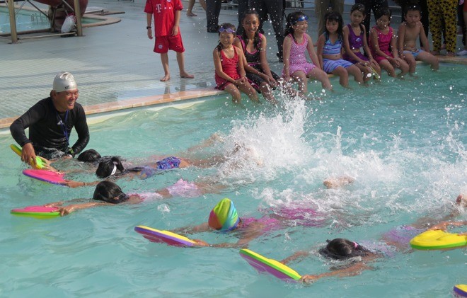 Thiếu nhi Cà Mau được hưởng mùa hè vui tươi, bổ ích và an toàn khi được học kỹ năng bơi lội