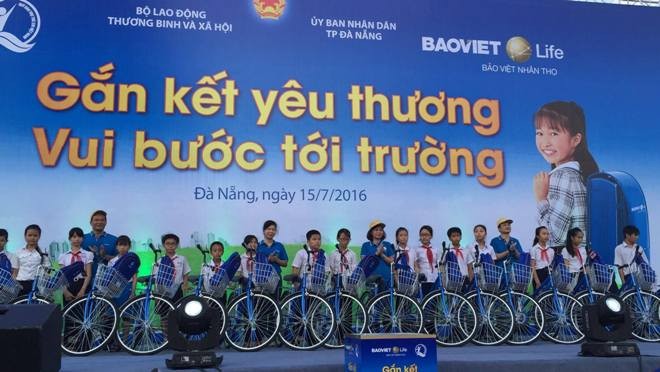 Bảo Việt Nhân thọ trao tặng 150 chiếc xe đạp và ba lo cho các em học sinh nghèo vượt khó trong chương trình