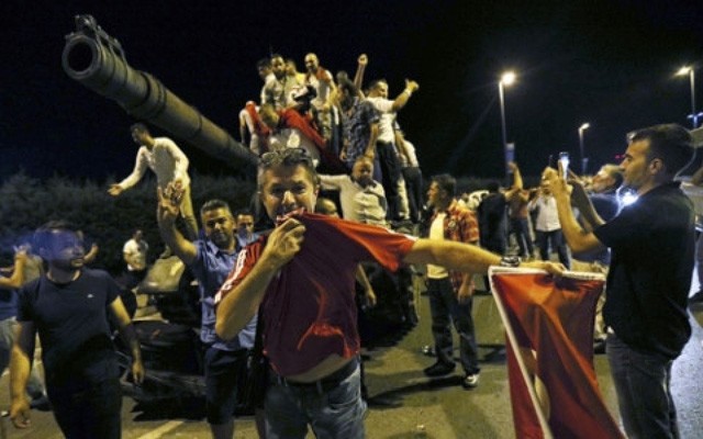 Người dân Thổ Nhĩ Kỳ bao vây xe tăng của nhóm đảo chính tối 15/7. (Nguồn: Reuters)