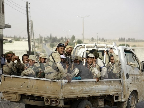 Lực lượng ủng hộ Chính phủ Syria trong chiến dịch truy quét phiến quân IS ở ngoại ô thị trấn Manbij, Aleppo ngày 15/6. (Nguồn: AFP/TTXVN)