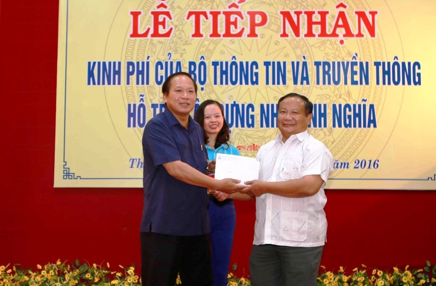 Bộ trưởng Trương Minh Tuấn trực tiếp trao khoản kinh phí hỗ trợ xây nhà tình nghĩa cho gia đình chính sách tỉnh TT-Huế, nhân dịp 27/7 năm nay.