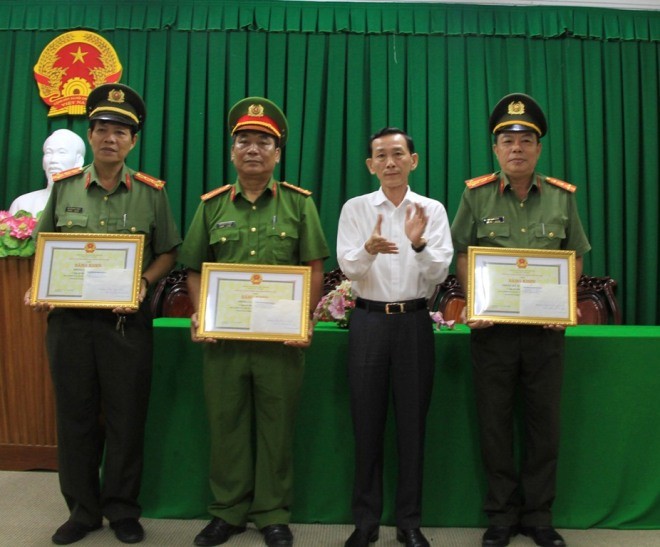 Chủ tịch UBND TP Cần Thơ Võ Thành Thống tặng bằng khen cho các chiến sỹ công an