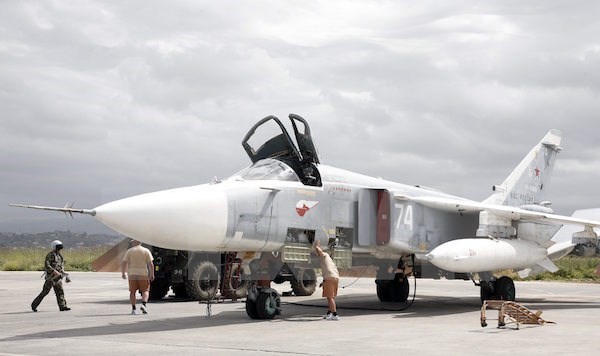 Máy bay ném bom Su-24 của Nga tại căn cứ không quân Hmeimym, tỉnh Latakia, Syria. (Nguồn: EPA/TTXVN)