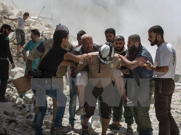 Dân thường Syria bị thương trong các cuộc không kích tại Al-Mashhad, phía bắc thành phố Aleppo ngày 26/7. (Nguồn: AFP/TTXVN)