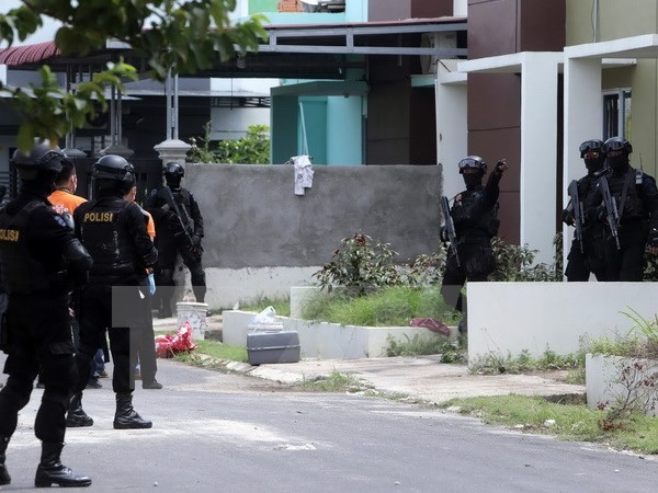  Cảnh sát chống khủng bố Indonesia đột kích một căn nhà ở Batam sau khi bắt giữ 6 nghi can khủng bố. (Nguồn: EPA/TTXVN)