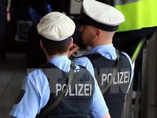 Cảnh sát Đức làm nhiệm vụ tại khu vực bắt giữ kẻ có âm mưu "cuồng sát" gần Stuttgart. (Ảnh: Mirror/TTXVN)