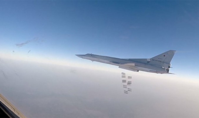 Máy bay ném bom Tu-22 của Nga dội bom vào nhà máy sản xuất vũ khí hóa học của IS Nguồn: RT.