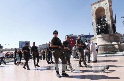Binh sĩ đặc nhiệm của Thổ Nhĩ Kỳ được tăng cường an ninh tại Quảng trường Taksim ở Istanbul ngày 21/7. Ảnh: EPA/TTXVN