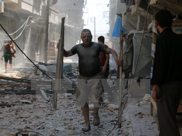 Cảnh đổ nát sau một cuộc không kích tại khu vực Sakhur ở Aleppo, Syria ngày 15/8. (Nguồn: AFP/TTXVN)