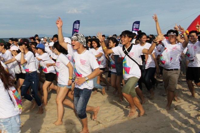 Hơn 6000 người chạy chân trần trên biển Đà Nẵng