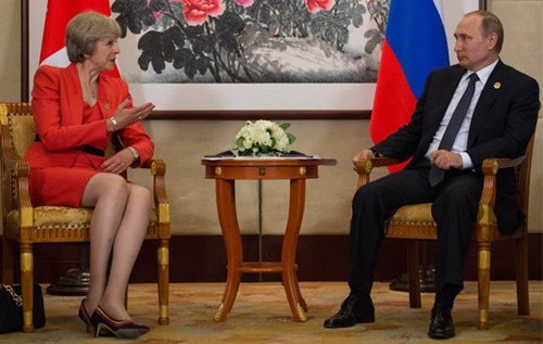 Thủ tướng Anh Theresa May (trái) gặp mặt Tổng thống Nga Vladimir Putin bên lề hội nghị thượng đỉnh G20. 
