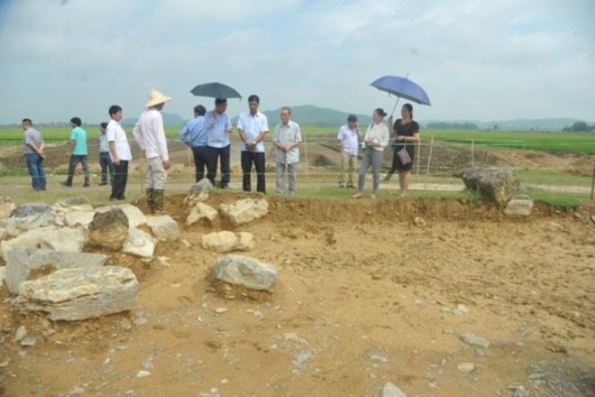 Hiện trường, hiện vật khai quật ở Hào Thành. 