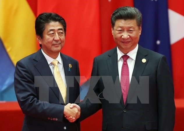 Chủ tịch Trung Quốc Tập Cận Bình (phải) và Thủ tướng Nhật Bản Shinzo Abe (trái) trong lễ đón tại Hội nghị thượng đỉnh G20 ở Hàng Châu ngày 4/9. (Nguồn: EPA/TTXVN)