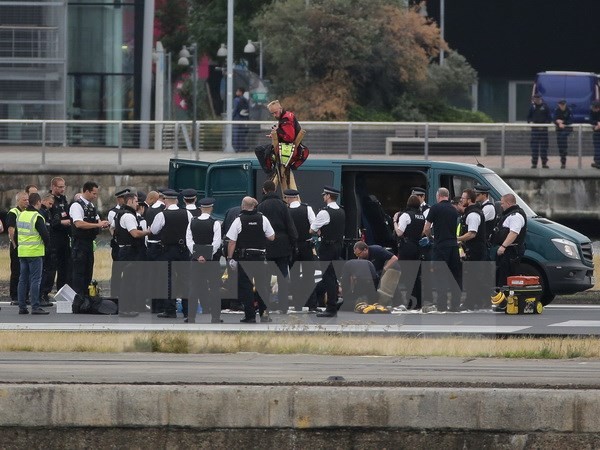 Lực lượng chức năng giải tán đám đông biểu tình tại sân bay London City. (Nguồn: AFP/TTXVN) 