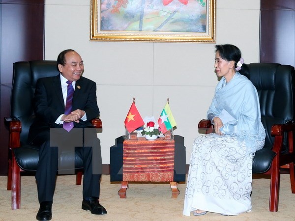 Thủ tướng Nguyễn Xuân Phúc gặp Cố vấn Nhà nước Myanmar Aung San Suu Kyi. Ảnh: TTXVN.