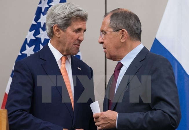 Ngoại trưởng Nga Sergei Lavrov (phải) và người đồng cấp Mỹ John Kerry. (Nguồn: THX/TTXVN)