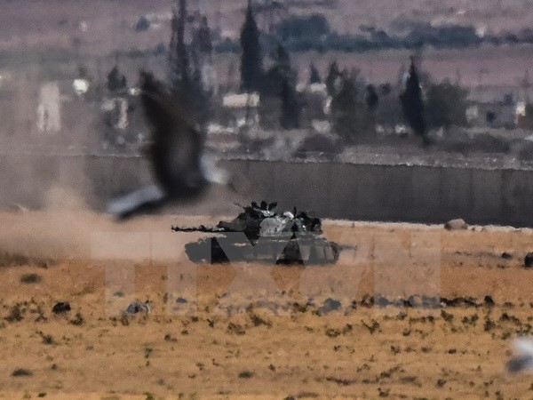 Xe tăng của quân đội Thổ Nhĩ Kỳ tham gia chiến dịch chống IS tại khu vực biên giới Syria-Thổ Nhĩ Kỳ ngày 4/9. (Nguồn: AFP/TTXVN)
