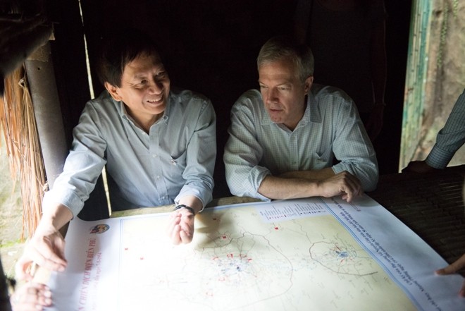 Đại sứ Osius và ông Nam thảo luận về lịch sử Điện Biên tại Sở Chỉ huy chiến dịch Điện Biên Phủ của Tướng Giáp