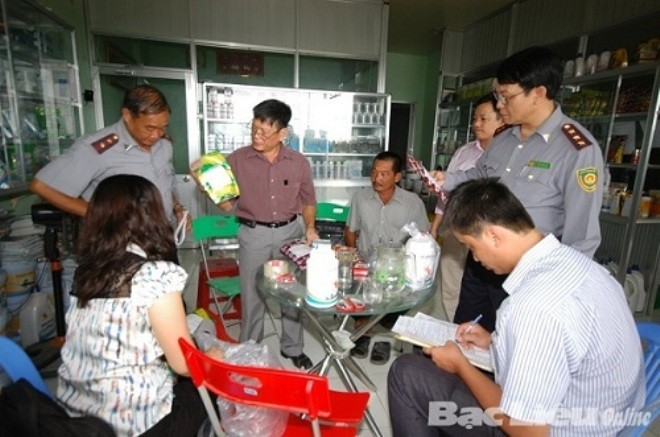 Cơ quan Thanh tra kiểm tra cơ sở kinh doanh thuốc thú y, thuỷ sản ở Bạc Liêu (Ảnh: Báo Bạc Liêu)