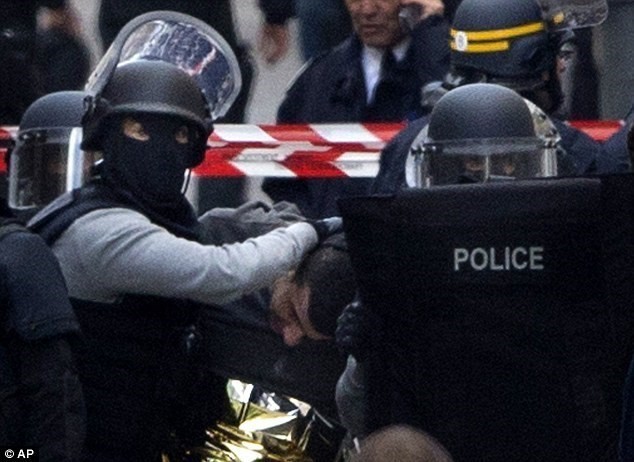 Bản tin 8H: Pháp bắt giữ thiếu niên 15 tuổi nghi khủng bố