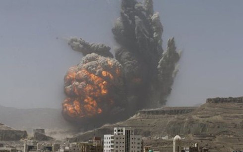 Khói lửa bốc lên sau cuộc không kích của liên quân ở thủ đô Sanaa, Yemen. (Ảnh: Reuters)